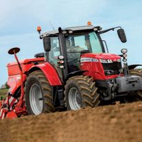 Punainen traktori pellolla